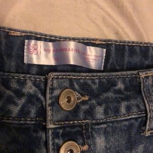 No boundaries, Jean short, bleach dyed